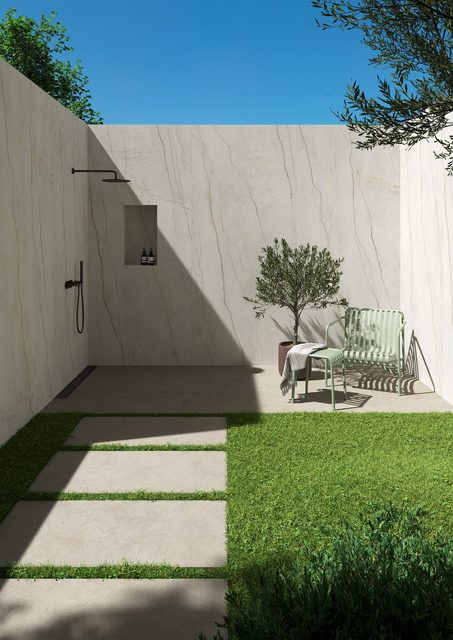 Garten mit Stein-Trittplatten und Outdoor-Dusche