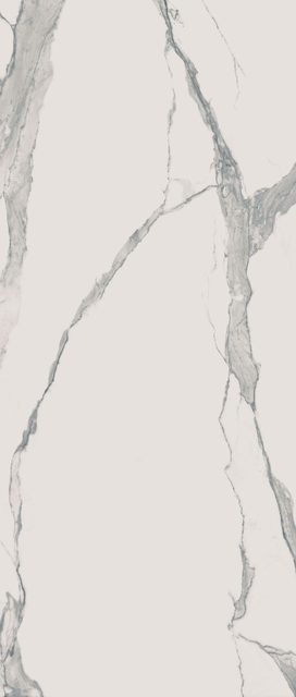 Fliese in heller Marmor-Optik, Statuario mit feinen Adern